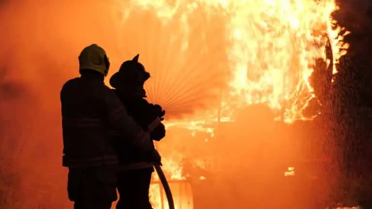 Fogo, silhueta de bombeiros