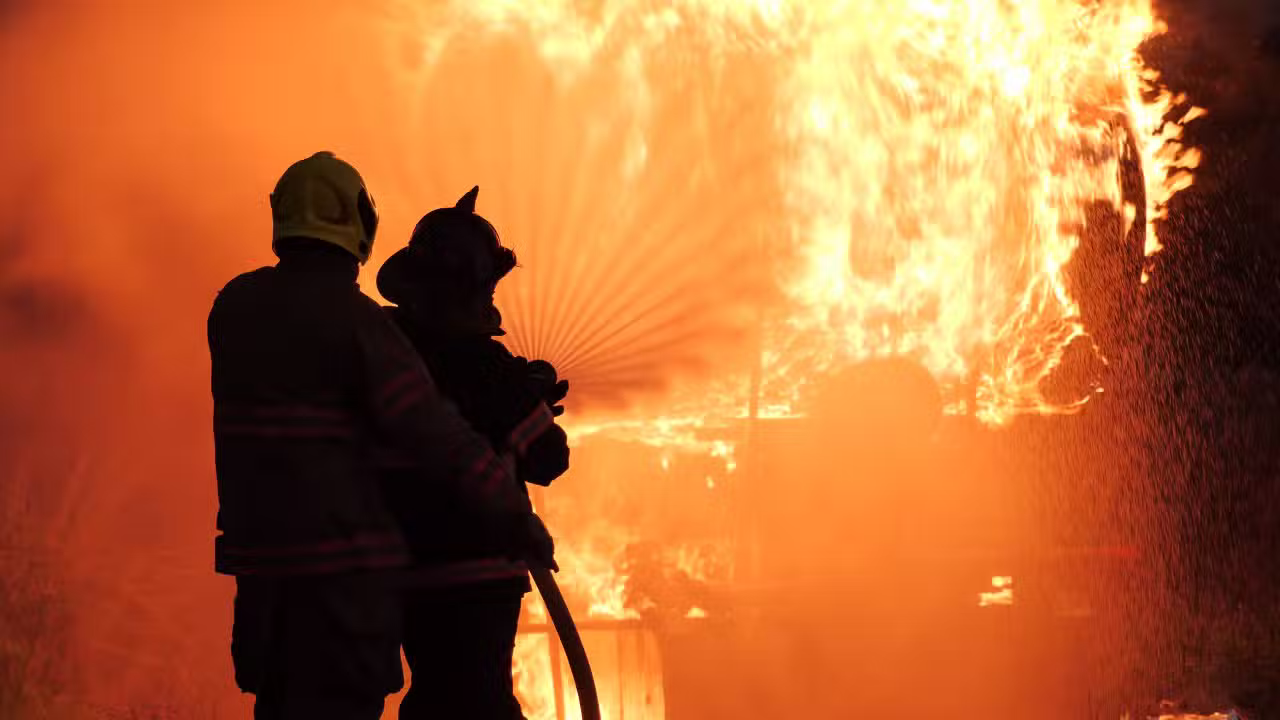 Fogo, silhueta de bombeiros