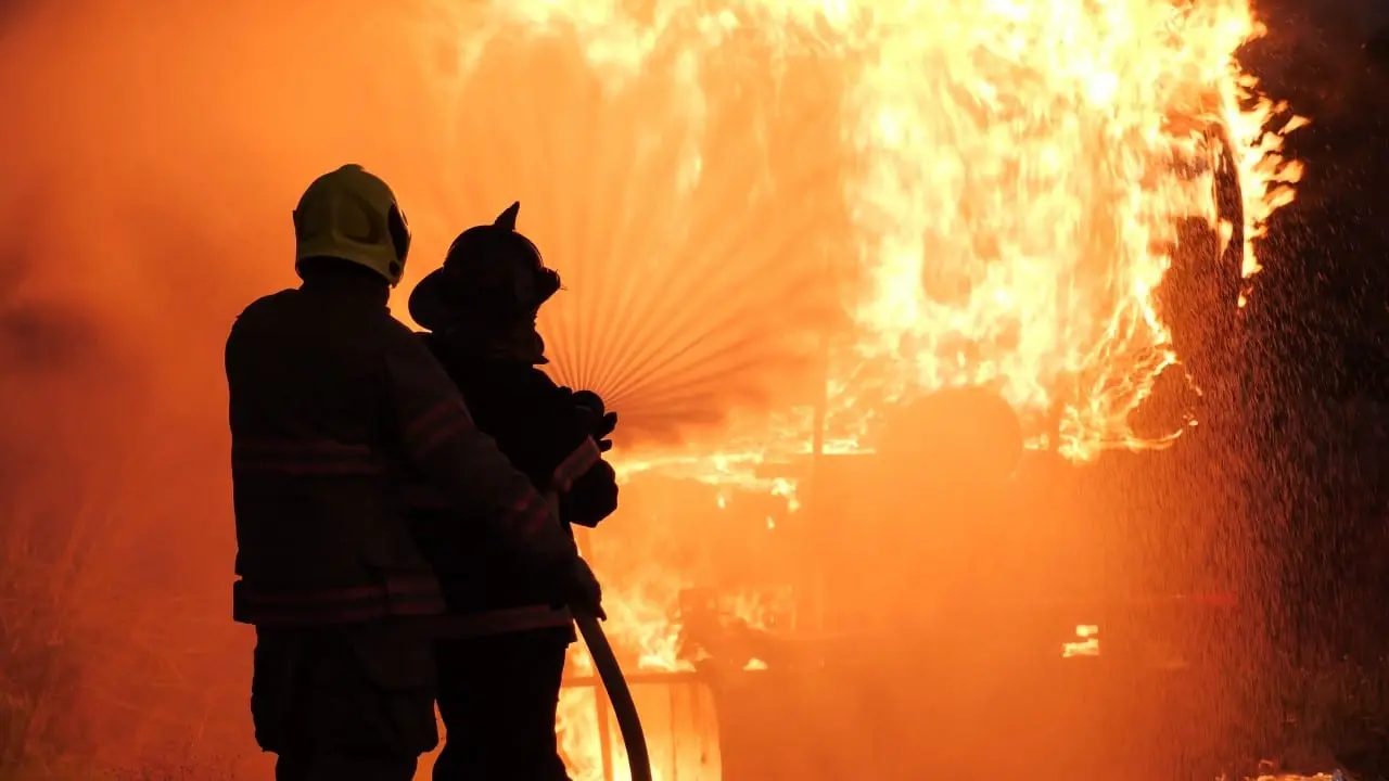 Fogo, silhueta de bombeiros