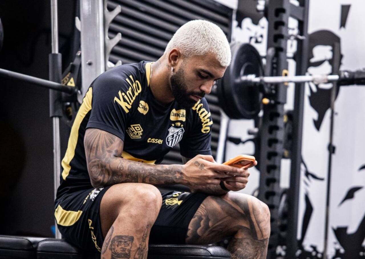 Neymar e Gabigol formam dupla no Santos após 13 anos de reencontro histórico