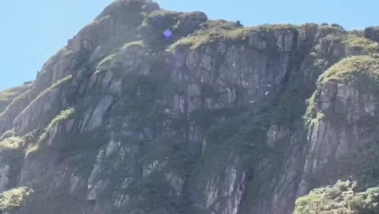 Imagem de drone feita por equipe de buscas no Pico Paraná