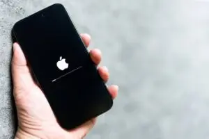 Szkodliwy kod DarkSword wycieka na GitHub i zagraża bezpieczeństwu przestarzałych iPhone’ów i iPadów