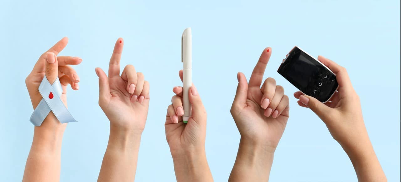 Mãos femininas com glicosímetro, seringa, gotas de sangue, Conceito de diabetes