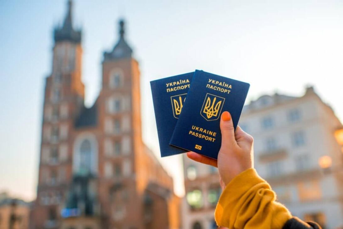Mãos segurando passaporte da Ucrania