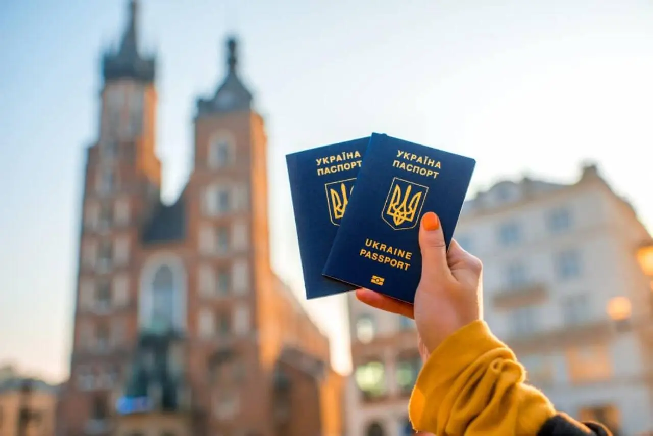 Mãos trzymający paszport Ucrania