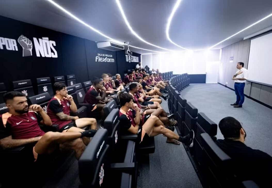 Marcelo Paz teve reunião com elenco do Corinthians
