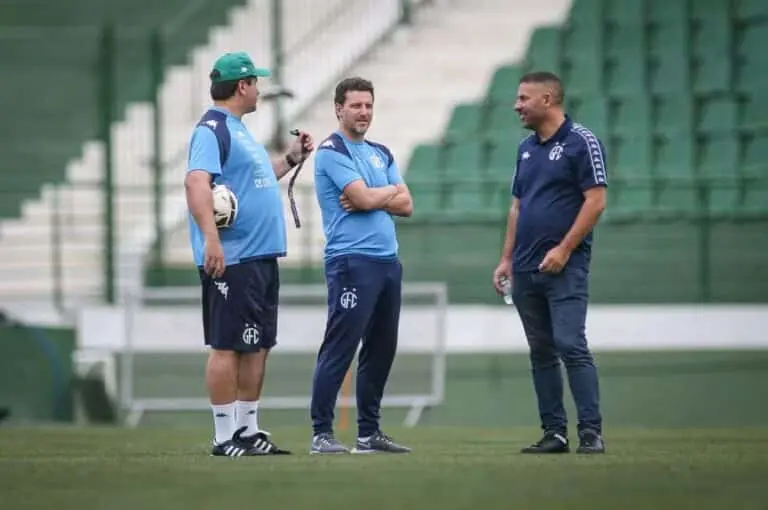 Matheus Costa ao lado de Elano e Farnei Coelho