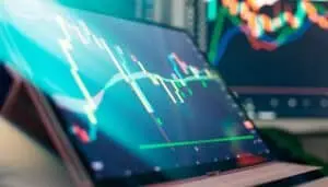 وانخفض سعر إيبوفيسبا بأكثر من 1.5%، وعاد الدولار إلى 5 ريال برازيلي مع التوتر العالمي والسياسي