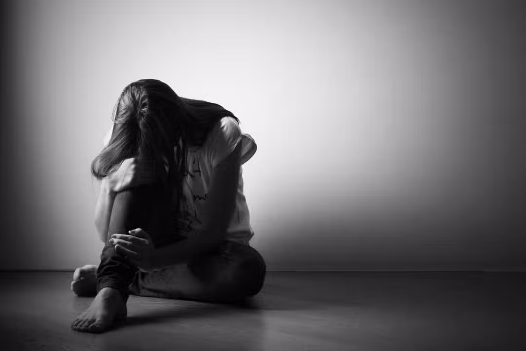 Mulher sentada, triste, conceito de depressão