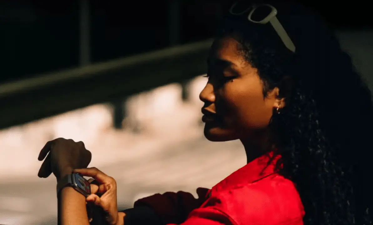 Mulher usando o Apple Watch, com a função de alerta de hipertensão liberada no Brasil