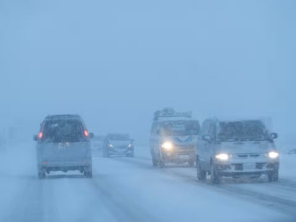 Nevasca, acrros, estrada, neve