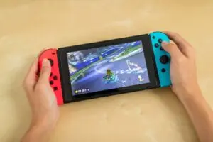 Die neue Generation der Nintendo Switch verfügt über einen abnehmbaren Akku zur Anpassung an europäische Standards