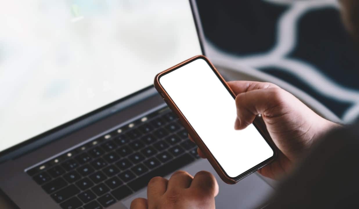 Notebook, celular, conceito de espelhamento de tela