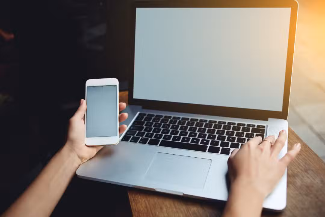 Notebook, celular, conceito de espelhamento de tela
