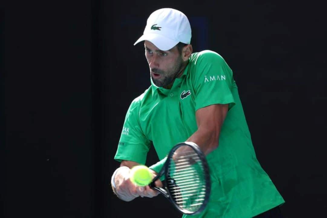 Djokovic avança em Roland Garros após vencer francês Royer em 3 sets