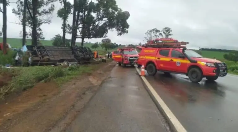 Ônibus capota em acidente na BR-365 -
