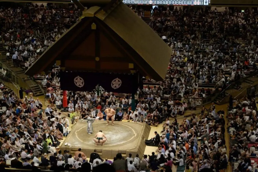 Onosato setzt einen entscheidenden Vorstoß gegen Aonishiki und entfacht beim Sumo-Turnier im Januar in Tokio einen heftigen Streit um den Kaiserpokal