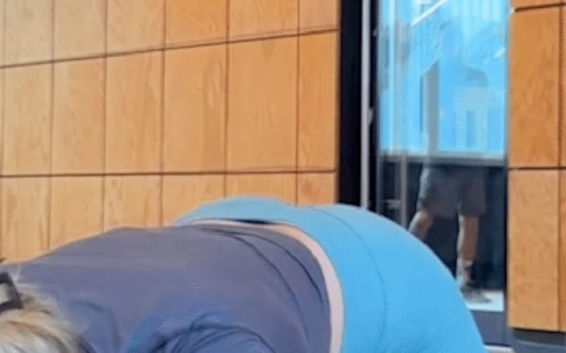 Personal flagra homem filmando mulher fazendo exercício