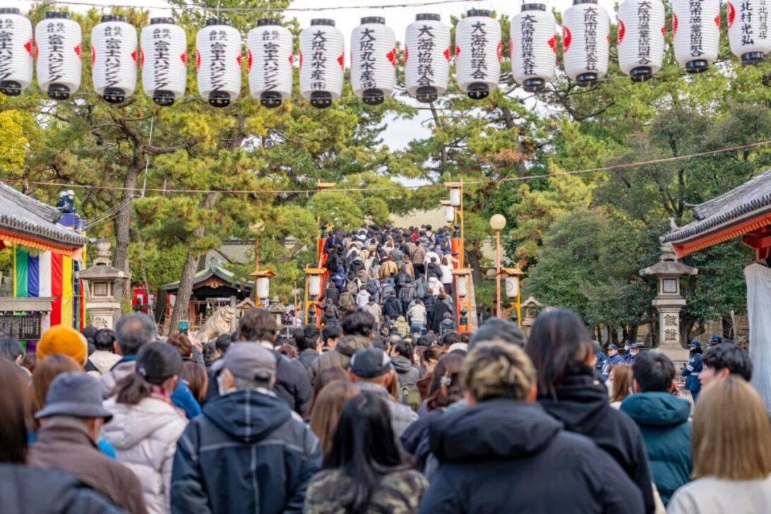 Pessoas em frente ao Santuário Sumiyoshi Taisha durante ao Ano Novo