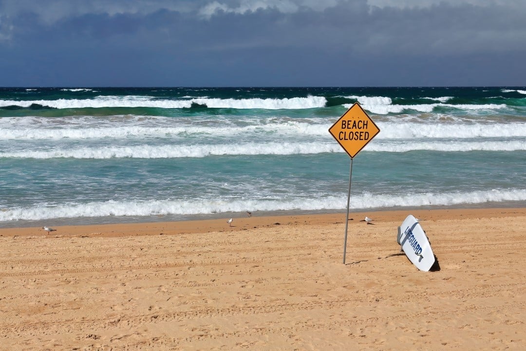 Praia Sidney, placa com aviso