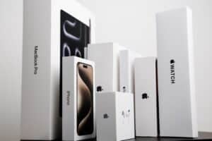 Tim Cook avslører nye iPhone- og iPod-prototyper i feiringen av Apples femtiårsjubileum