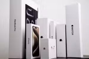 ティム・クック氏、Apple創立50周年を記念して新しいiPhoneとiPodのプロトタイプを公開
