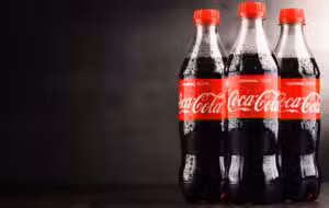 Inflação motiva Coca-Cola a reduzir tamanho de embalagens no Brasil; empresa nega saída do país