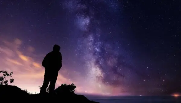 Silhueta de homem observando o céu, celeste, estrelas
