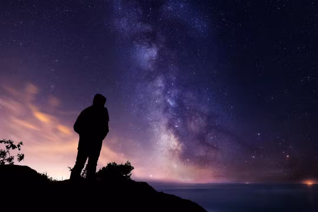 Silhueta de homem observando o céu, celeste, estrelas