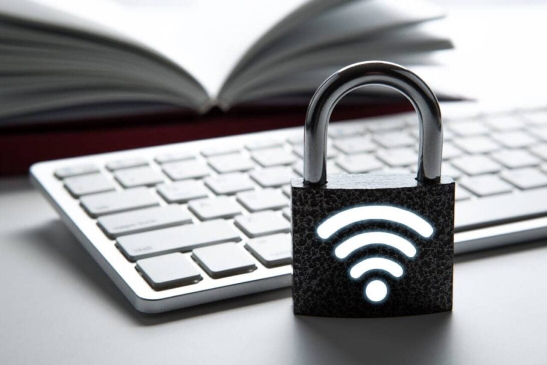 Sinal de wifi, cadeado fechado, teclado