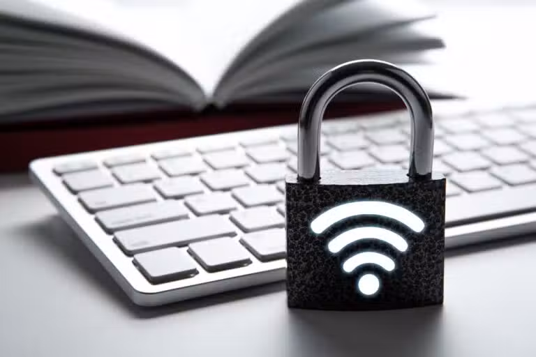 Sinal de wifi, cadeado fechado, teclado