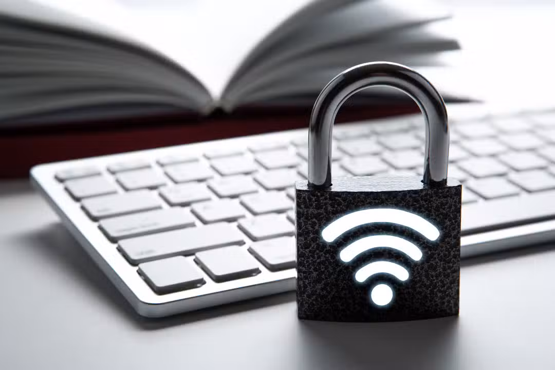 Sinal de wifi, cadeado fechado, teclado