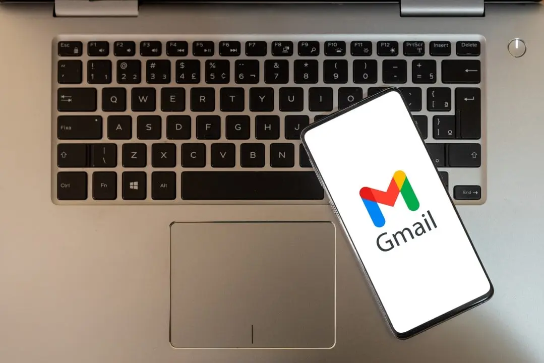 Telefone, gmail, notebook