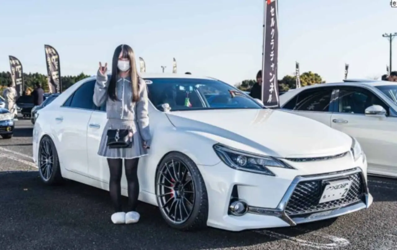 Toyota Mark X G’s e Neko, sua dona