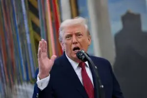 Trump varoittaa republikaaneja virkasyytteen vaarasta, jos he jättävät väliin vuoden 2026 välikauden
