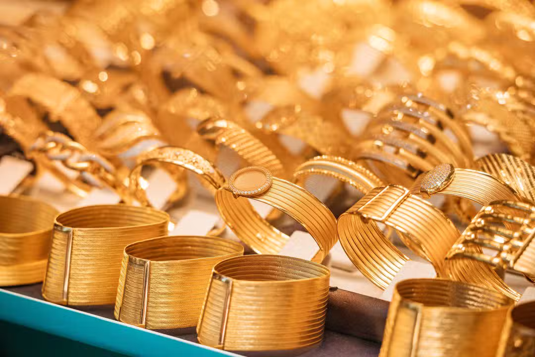 Vitrine de joalheria com joias, pulseiras e acessórios em ouro