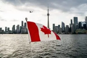 Impacto da política ‘América Primeiro’: viagens de canadenses para os EUA caem drasticamente