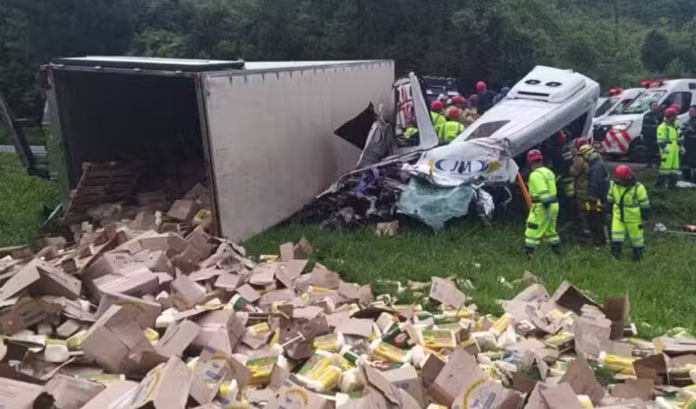 Carreta tomba sobre van e deixa mortos na BR-116 - PRF