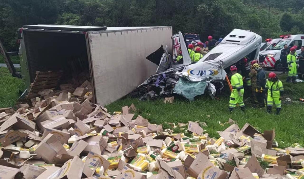 Carreta tomba sobre van e deixa mortos na BR-116 - PRF