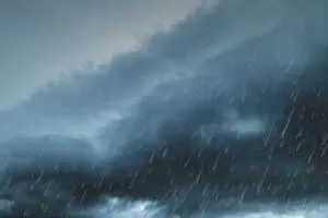 Risco de chuva torrencial e raios marca 1º de maio em várias regiões do Japão