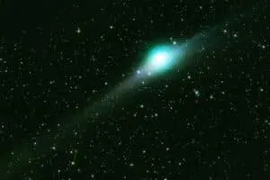 Cometa verde ilumina o céu da Namíbia em fotografia astronômica
