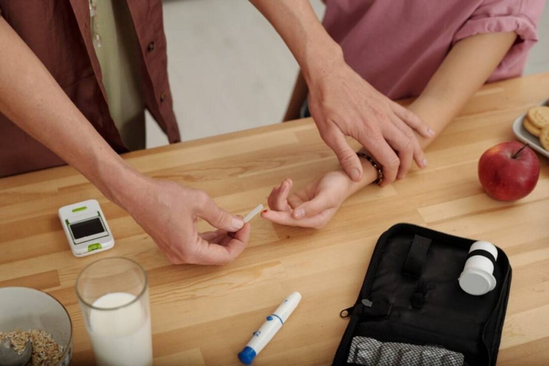 crianças com diabetes, tiras de exame de sangue