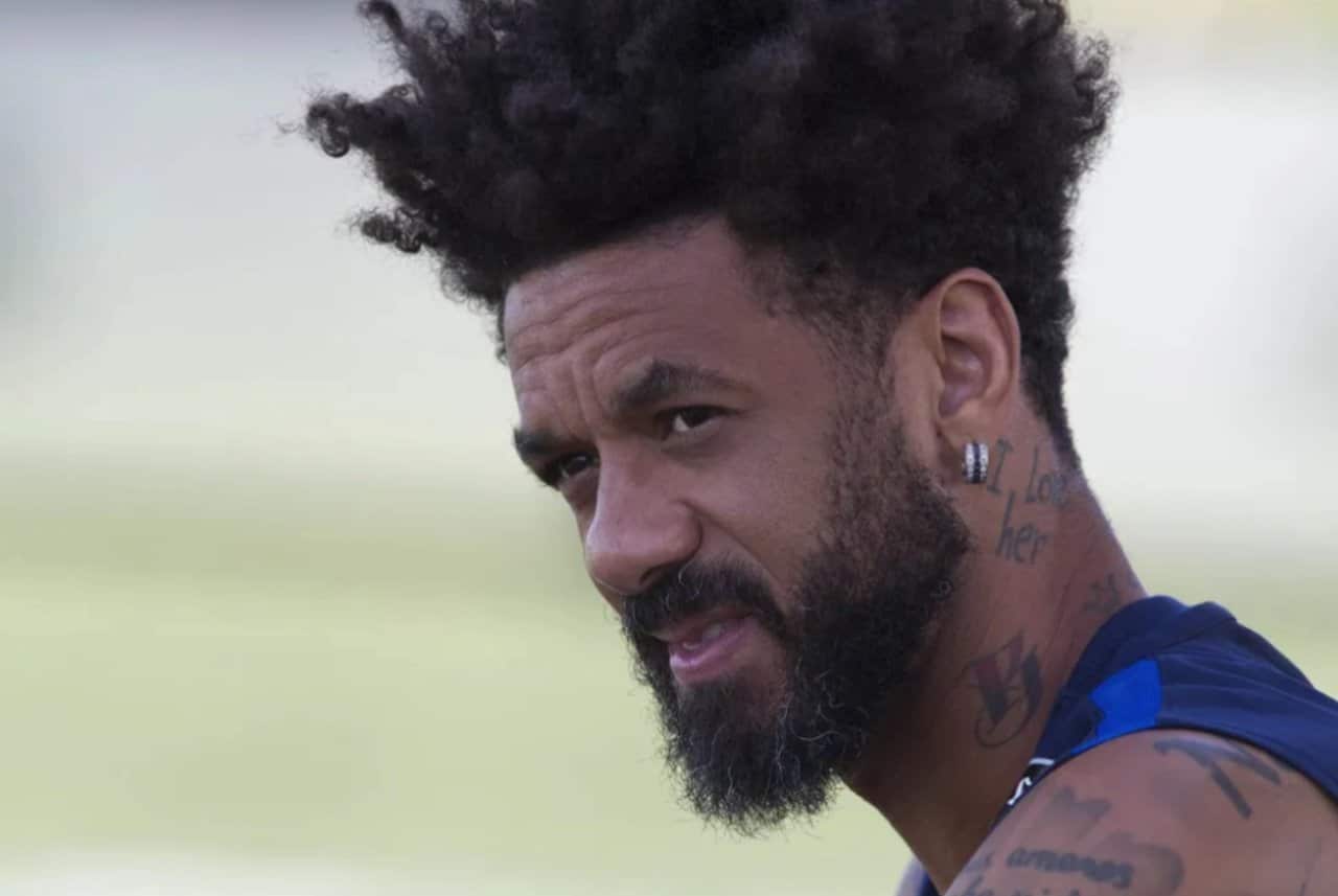 Ex-jogador Cristian Baroni, ex-Corinthians e Flamengo, é acusado de invadir apartamento e ameaçar ex-mulher por ciúmes