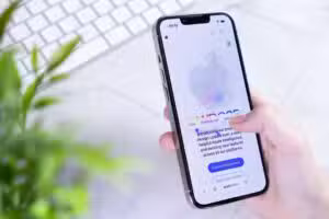 Apple ने 2027 में iPhone 19 Pro के लिए अल्ट्रा-इमर्सिव स्क्रीन पर दांव लगाया है