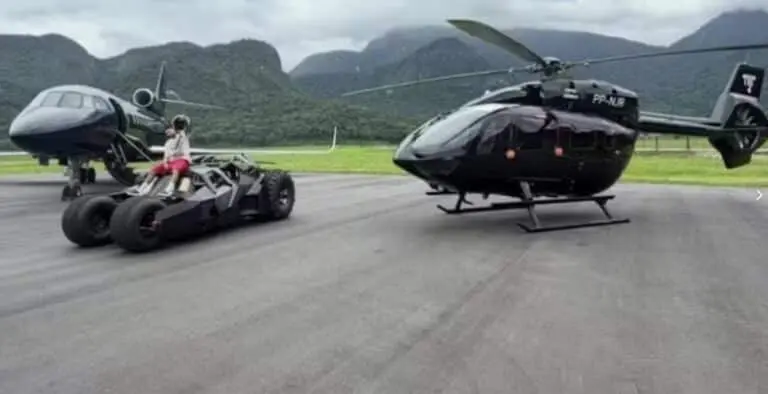 Neymar posa em cima de seu carro do Batman e ao lado de seu avião e helicóptero - Reprodução