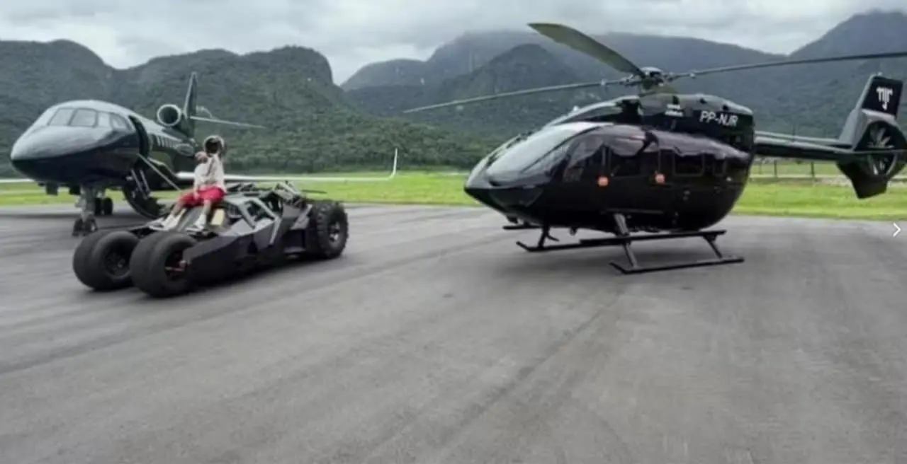 Neymar posa em cima de seu carro do Batman e ao lado de seu avião e helicóptero - Reprodução