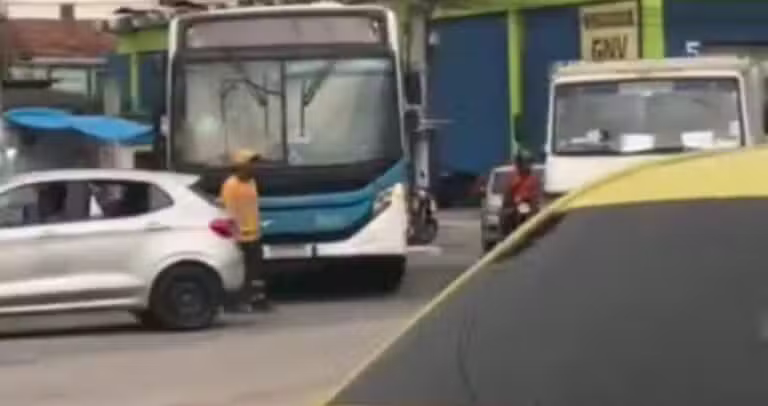 ônibus foram utilizados como barricadas em Madureira
