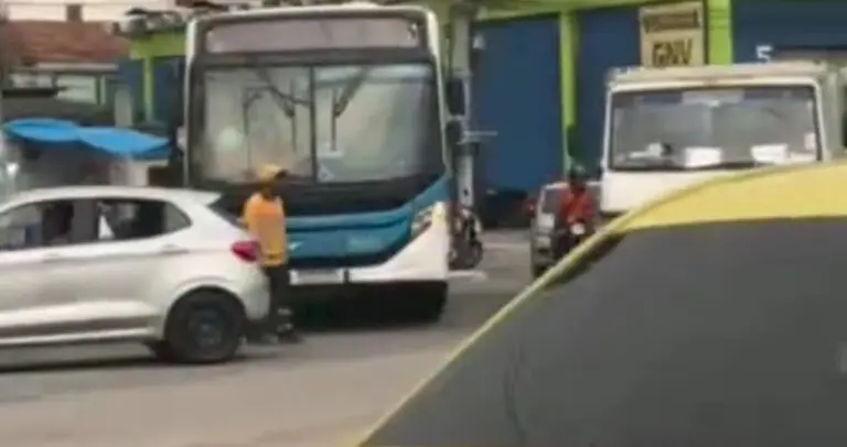 ônibus foram utilizados como barricadas em Madureira