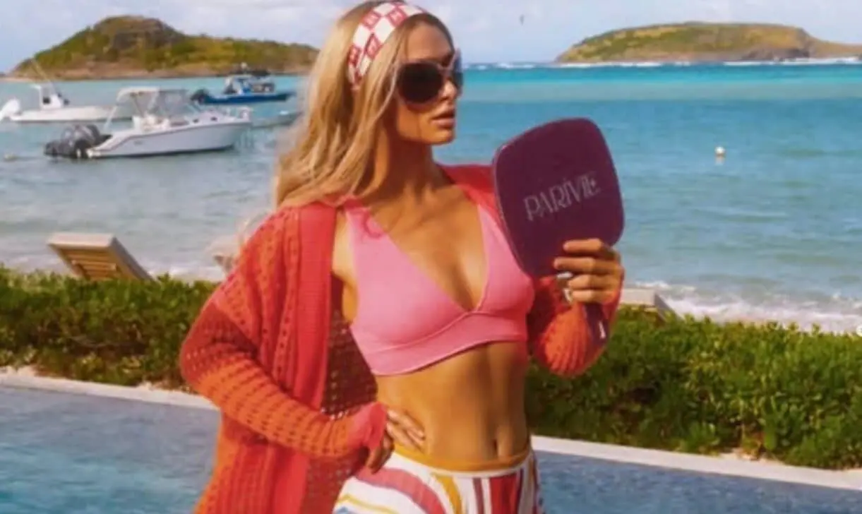 פריס הילטון מגנה על החוק מפני זיופים עמוקים פורנוגרפיים ומדווחת על טראומה מהדלפה ב-2004