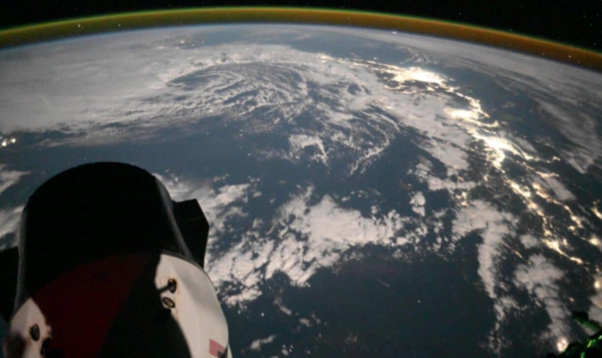 Planeta e Japao no espaço - JAXA/NASA